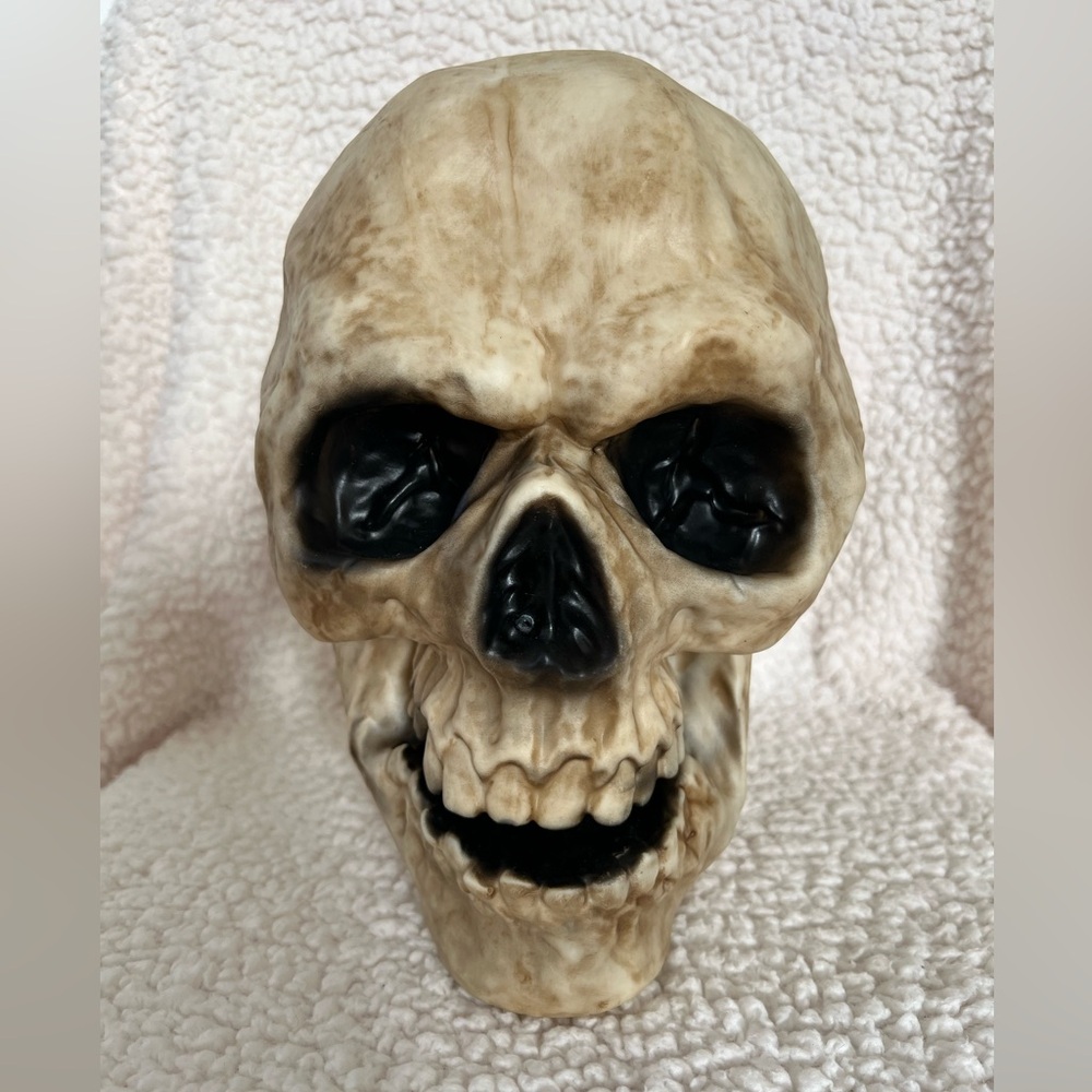 Realistic Skull Decor!   Battery operated-motion triggered! So fun at Halloween!
